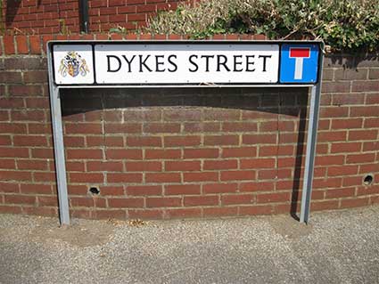 Ipswich Historic Lettering: Dykes St sign